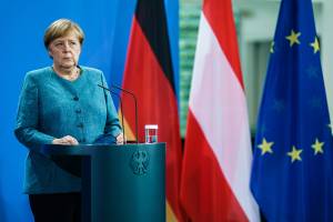 L'addio fra le incertezze. Frau Merkel saluta il Parlamento tedesco con i sondaggi a picco