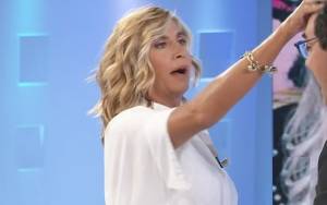 Myrta Merlino torna in tv, imbarazzo in studio: "Ci possiamo baciare? Te devi spettina"