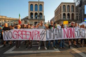 "Questi percorsi?". Scontri tra No Green Pass e polizia