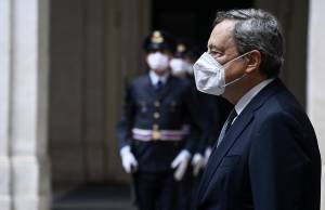 "In manovra...". La mossa di Draghi contro il caro-bollette