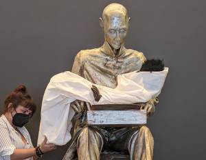 Spacciata per opera d'arte la statua sfregio che infanga Montanelli