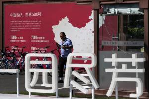 Evergrande evita crac, ma strada in salita