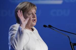 Il futuro di Frau Merkel parla italiano. E Angela incorona Scholz: "Ha vinto"