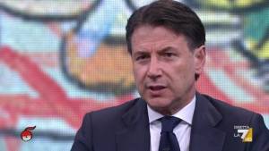 Conte si irrita in tv: "Fesserie". E archivia le quirinarie