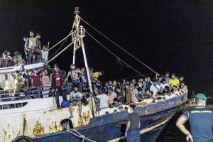 Altri 753 immigrati a Lampedusa e all'isola arriva la nave quarantena