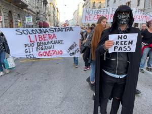 Trieste, migliaia di No pass in corteo