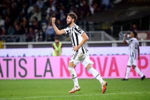 Il derby balla sulle punte ma ci pensa Locatelli. E la Juve "torna" Juve