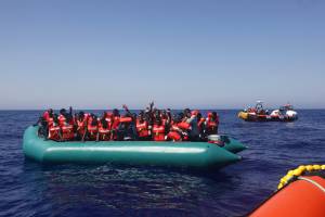 L'orrore degli scafisti: migrante paraplegico abbandonato sugli scogli