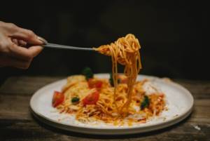 Il Mondo è nel caos: 6 motivi per fare scorta di pasta e legna