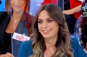 Bacio tra Andrea Nicole e Ciprian. Imbarazzo in studio: "La lingua non..."