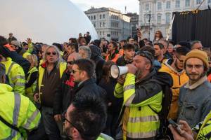 Anche i "duri" di Trieste evitano il blocco totale. E i Tir entrano in porto