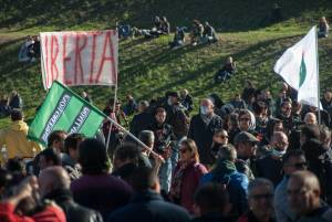 A Roma sit-in pacifico. Fiori regalati agli agenti e cori contro i sindacati