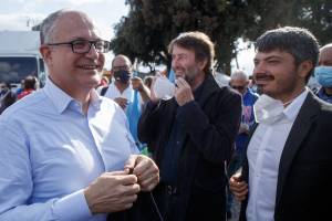 Silenzio elettorale? Macché. Cartelli pro Gualtieri nella piazza della Cgil