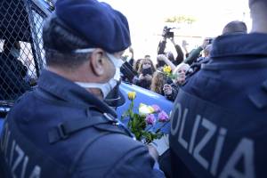 Il sabato dei no Green pass: tra cariche della polizia e alta tensione in piazza