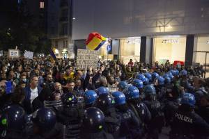 Corteo no Green pass, il poliziotto sbotta con la manifestante