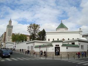 "Sostituiti da islamici e africani". Il sondaggio choc che allarma la Francia