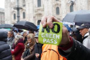 No green pass: la stampa alimenta la guerra tra poveri