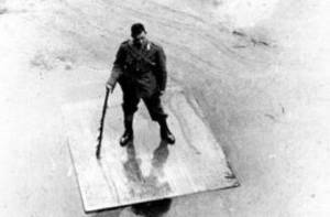 Su una zattera durante l'alluvione dell'Arno del 1966