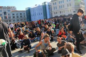 A Trieste assaltato il salotto buono: la polizia respinge i No Pass. 8.000 in piazza