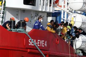 Sea Eye 4 al porto di Trapani: ecco le immagini dello sbarco