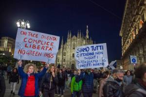 Negozi, ristoranti, trasporti e servizi: la rete sommersa nelle chat no vax