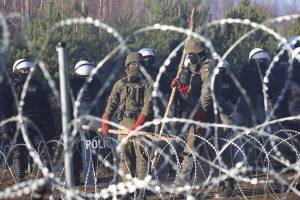 Spari, aggressioni e no-go zone: il fronte orientale Nato assediato dai migranti