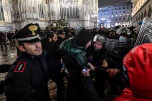 Milano e il blitz dei ribelli al Duomo blindato: tre arrestati, due denunciati e un agente ferito