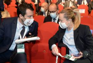 "Non è banale...", "Non rispondo". Scintille tra Meloni e Salvini