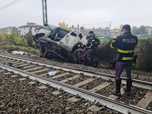 Pulmino cade sui binari 18enne ucciso dal treno