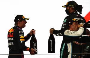 Hamilton-Verstappen. Neppure i giudici rovinano il grande duello