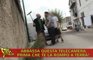 "Vi rompo tutto". E l'inviato di Striscia viene aggredito