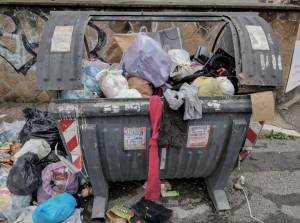 A Roma il quartiere Le Magnolie sepolto dall’immondizia