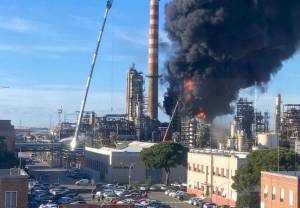 Esplosioni e fiamme: incendio alla raffineria Eni di Livorno