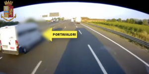 Gli spari in autostrada, poi le fiamme: l'assalto al portavalori