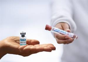Covid, vaccino e infezione acquisita proteggono dalle varianti