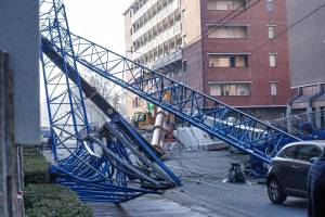 Due gru crollano su un palazzo: tre morti e diversi feriti a Torino