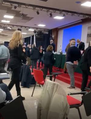 Insulti e spintoni: il blitz dei medici no vax all'assemblea dell'Ordine di Roma