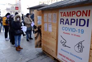 "Omicron sfugge ai tamponi rapidi": l'allarme dell'esperto