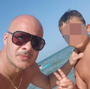 Ai domiciliari per violenza, ma poteva tenere il figlio: così lo ha sgozzato 