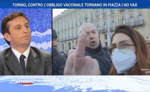 "Str...". Insulti no-vax a Parenzo, lui reagisce in diretta