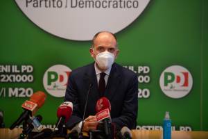 Letta è un disco rotto: riunisce i suoi per attaccare il Cav