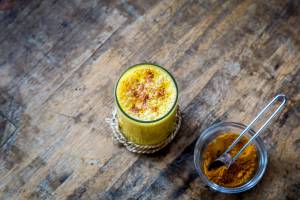 Golden milk, benefici e proprietà della bevanda alla curcuma