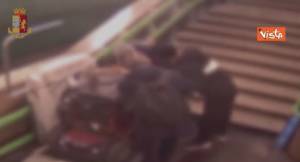 Choc in metropolitana: due marocchini derubano disabile in carrozzina