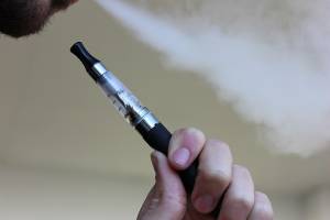 Covid, chi fuma sigarette elettroniche ha maggiori probabilità di sviluppare sintomi