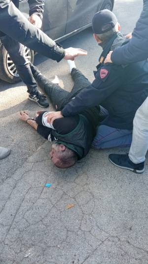 Sparatoria a Taranto, le foto: auto crivellata, 2 poliziotti feriti