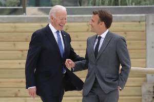Scatta la vendetta di Macron contro Biden