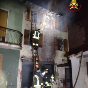  Il fuoco ovunque poi la fuga sotto il letto per sfuggire alle fiamme: così sono morti i due bimbi