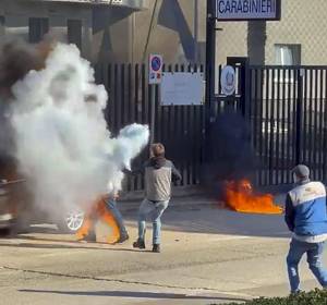 Morto il docente che si era dato fuoco davanti alla caserma dei carabinieri