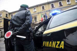 Rubavano carburante dei mezzi Ama, 7 arresti