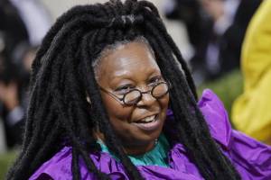 "L'Olocausto non riguarda la razza". Bufera per le parole di Whoopi Goldberg